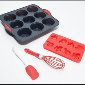NIB Trudeau 4-Piece Holiday Cupcake Set with Candy Mold